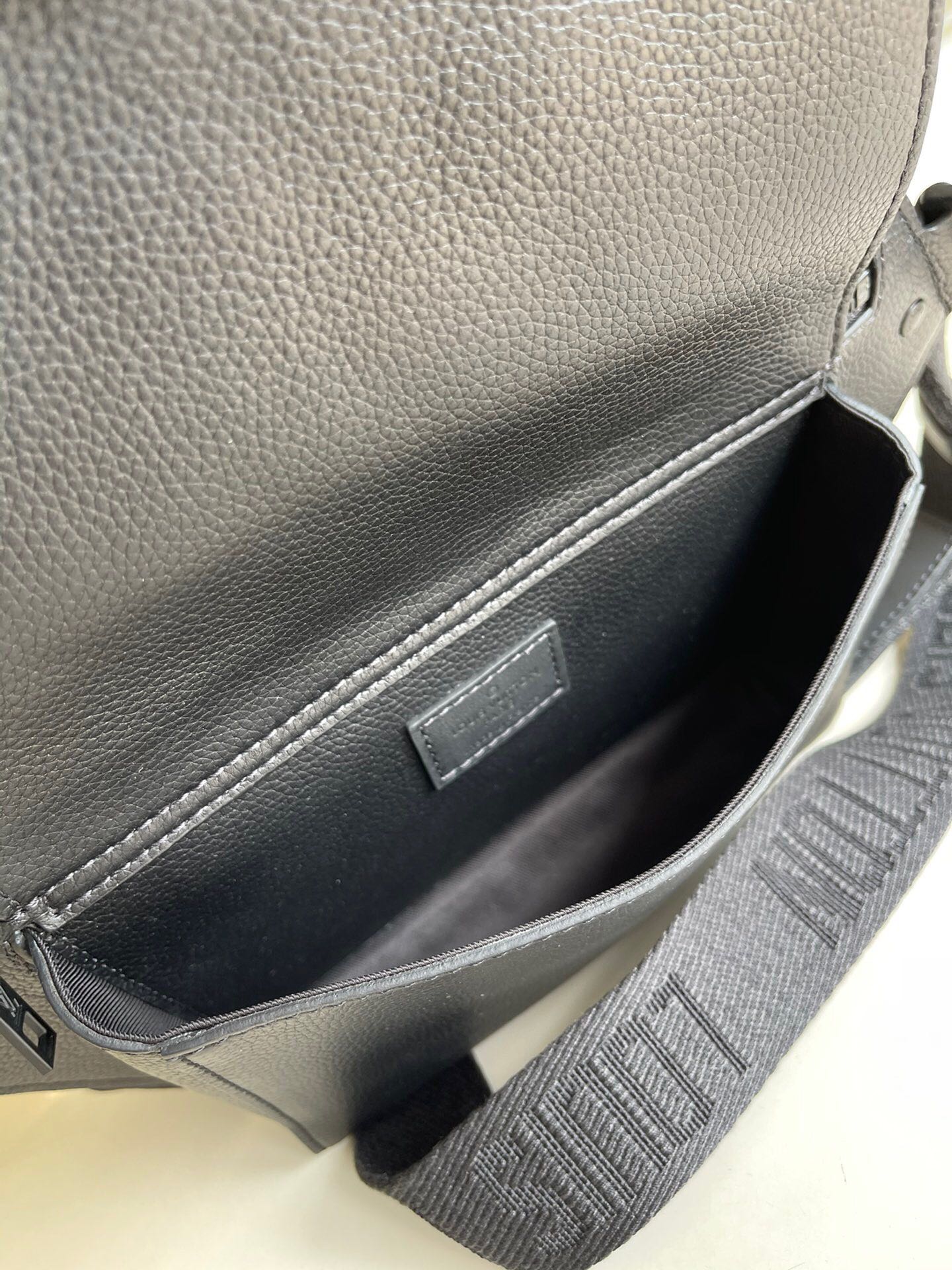 L*ouis V*uitton Top Bag 30 x 16 x 3 cm