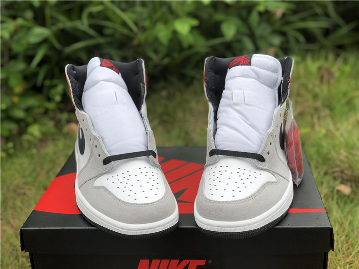 Air Jordan 1 “Light Smoke Grey” 555088-126