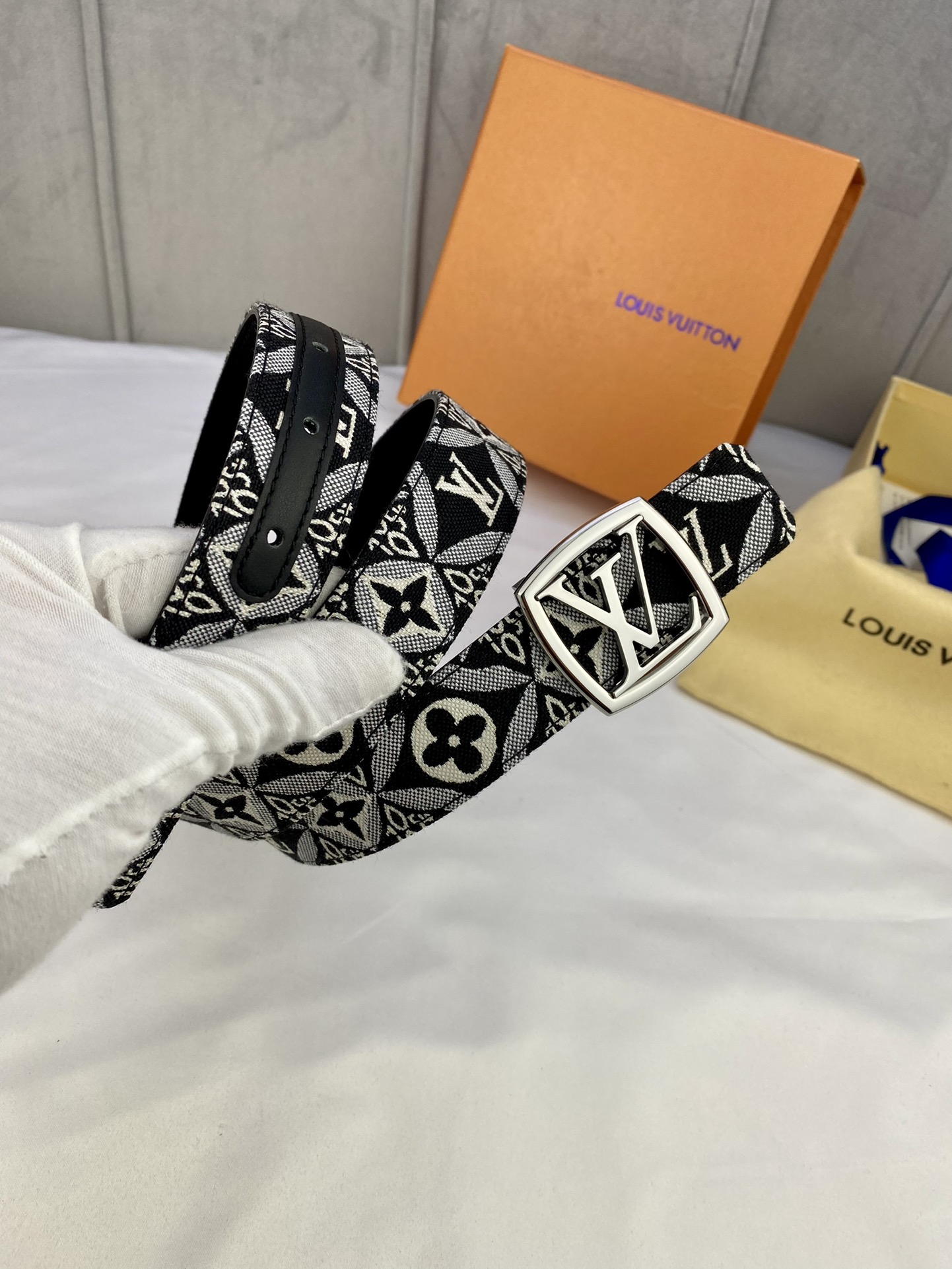 L*ouis V*uitton Belts Top Version