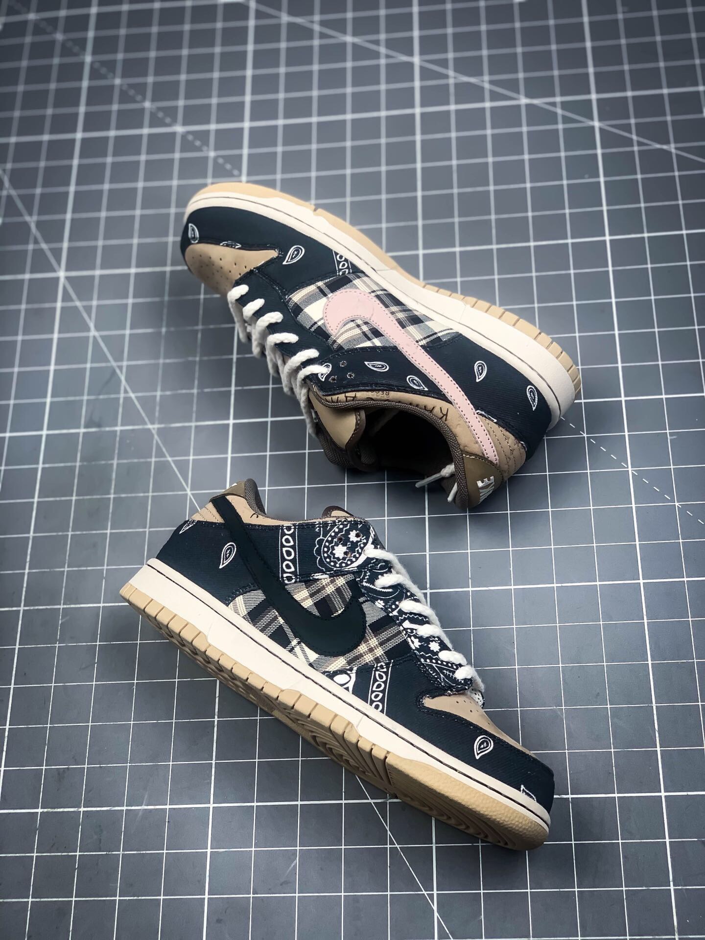from NIKE 320sb travis scott × sb dunk