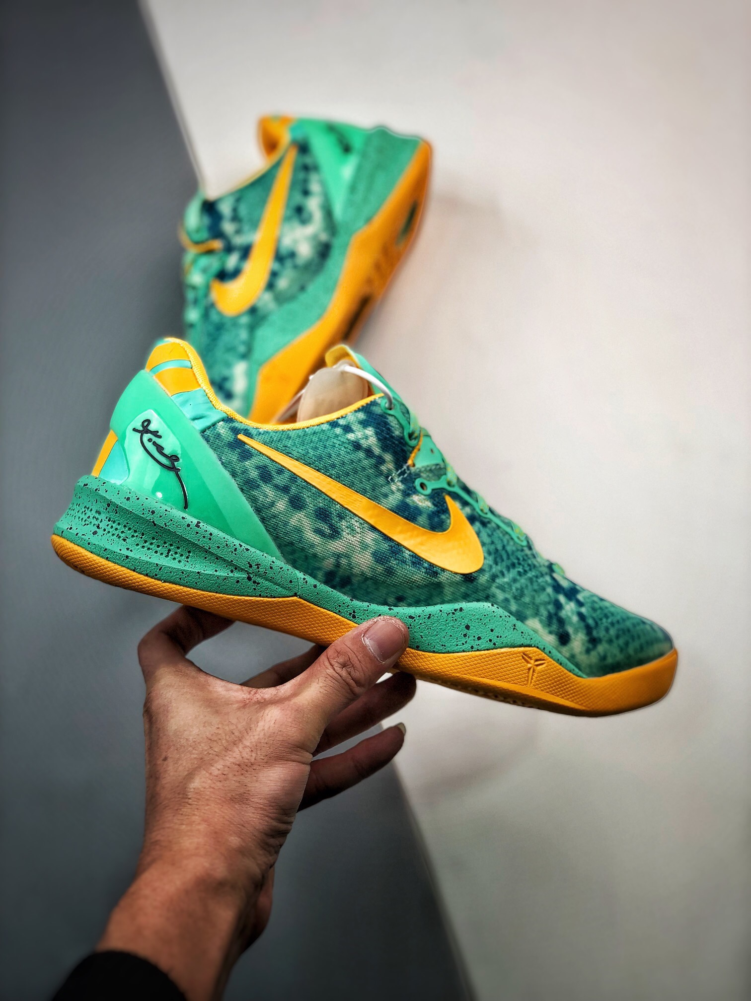 NIKE Kobe 8 green glow