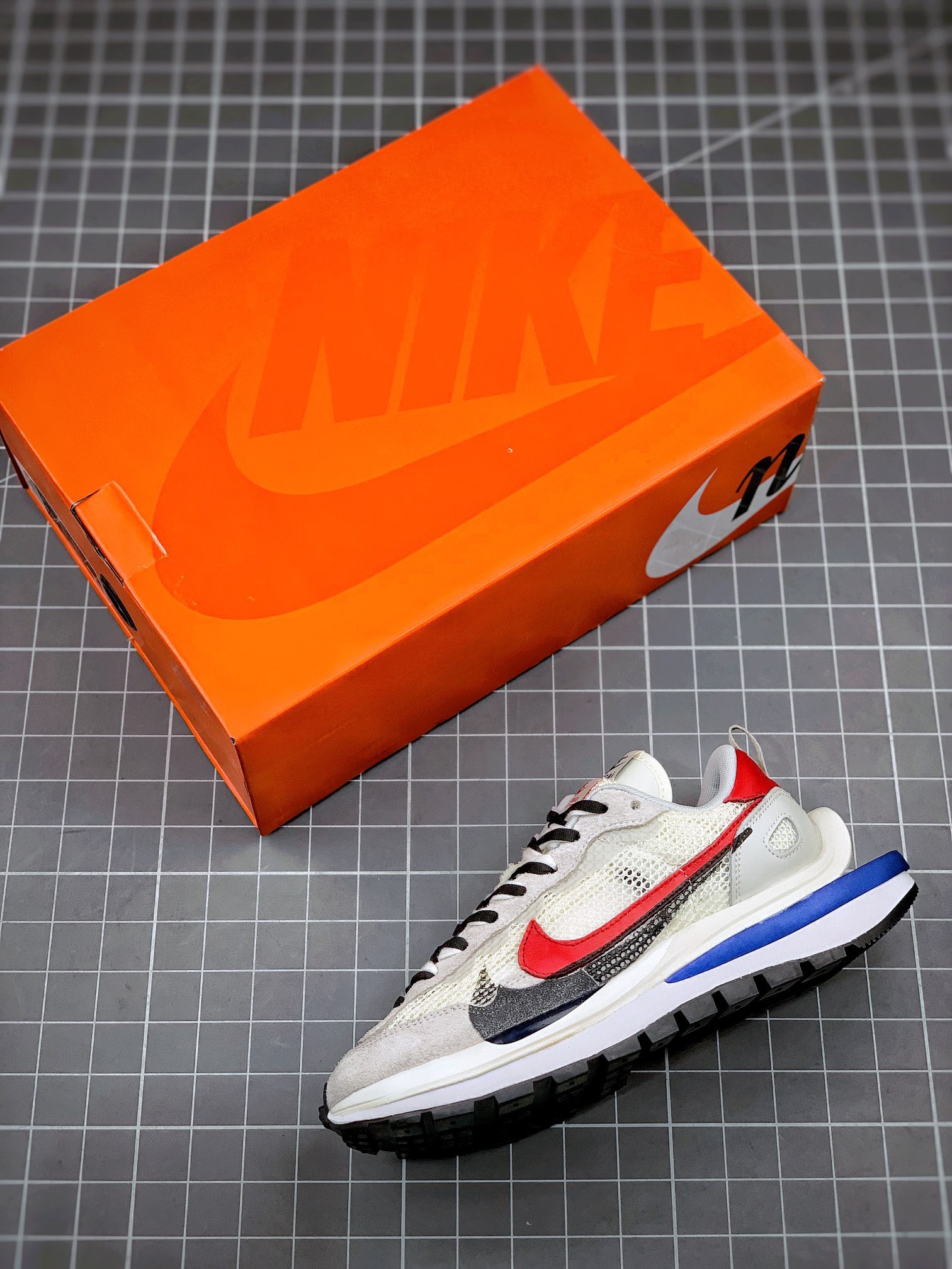 Sacai+Nike vaporwaffle sesame void