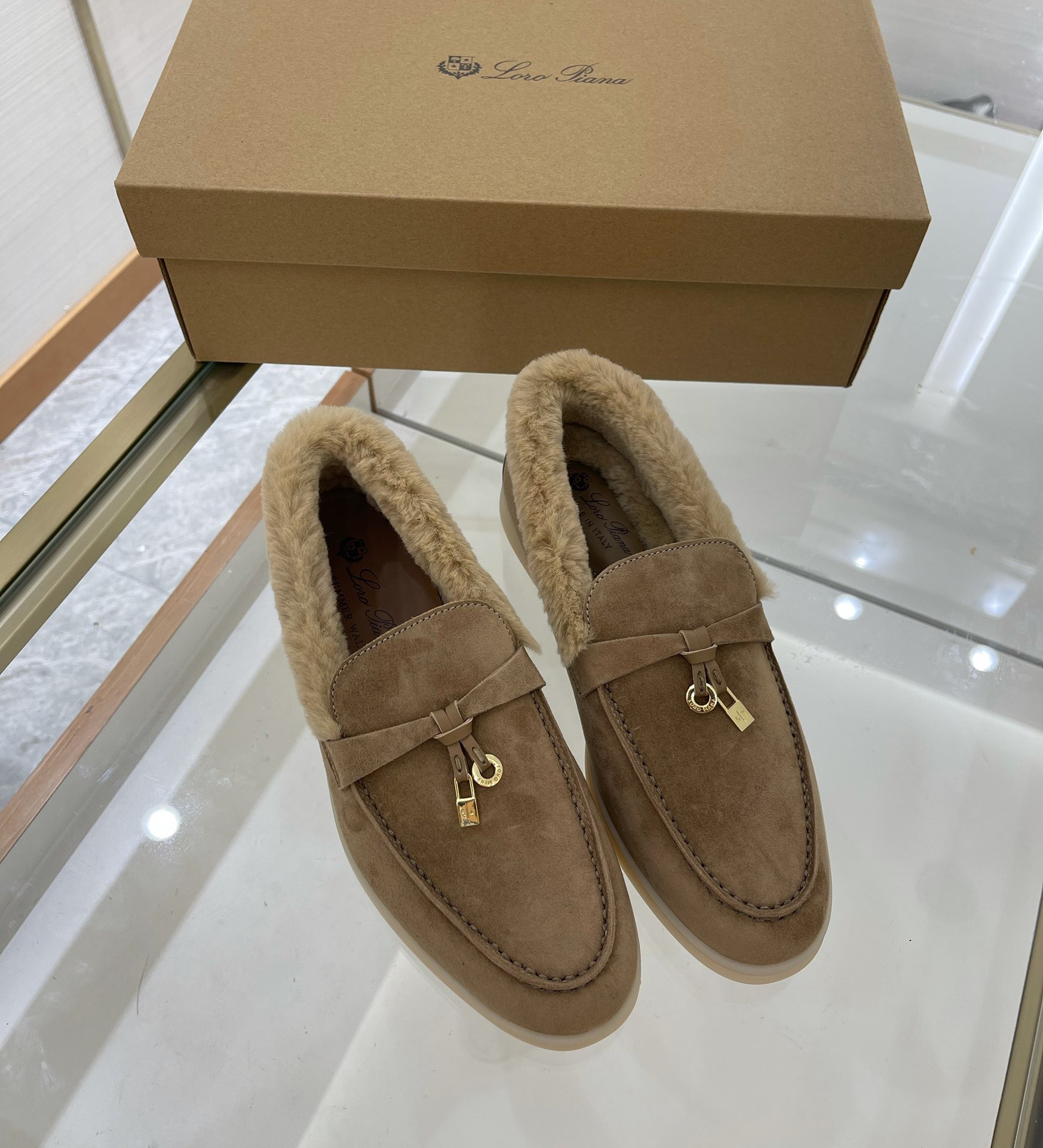 Women L*oro P*iana Top Loafer ()