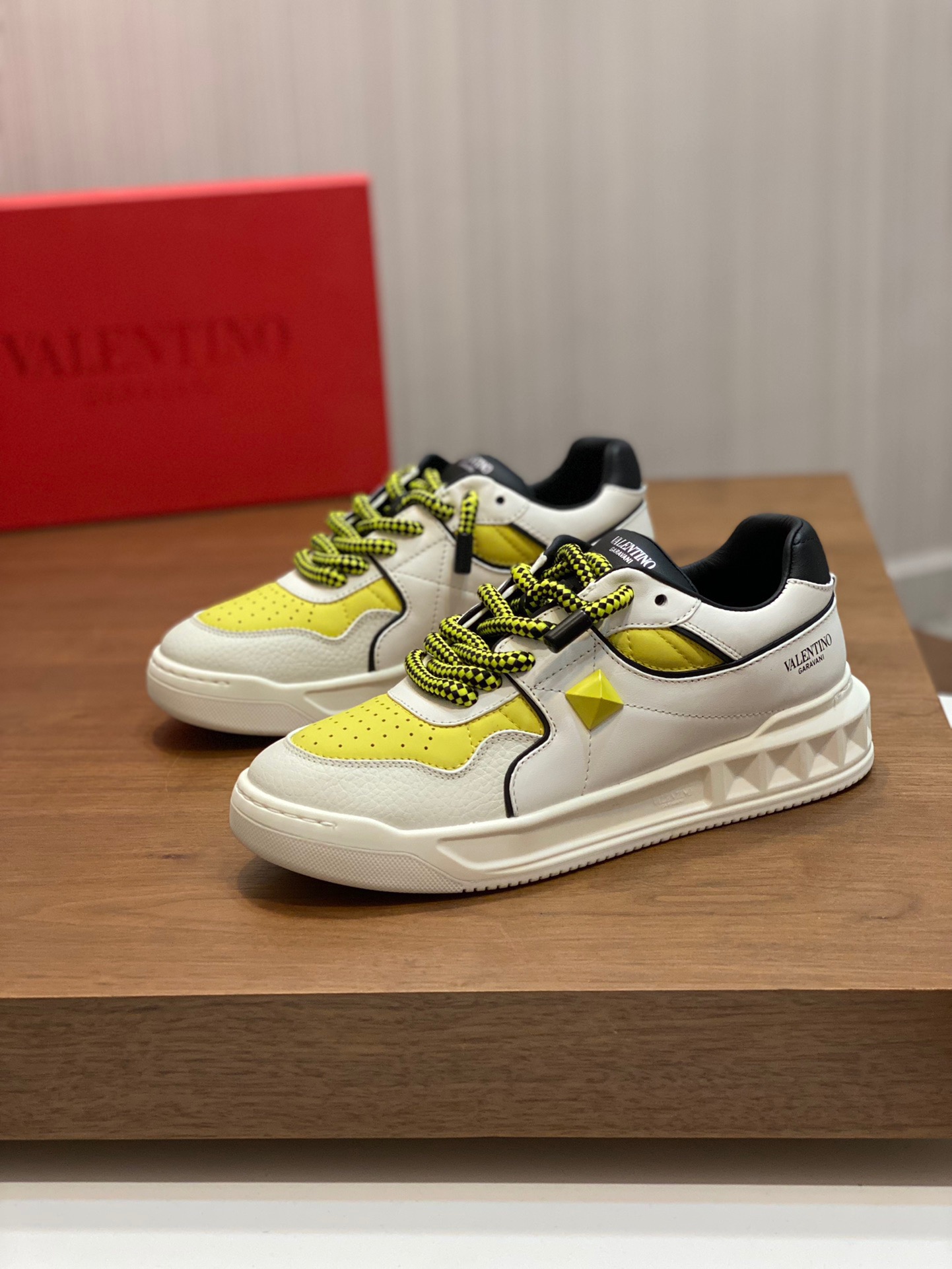 Men Women 𝑉*𝐴𝐿𝐸𝑁𝑇𝐼𝑁𝑂 Top Sneaker