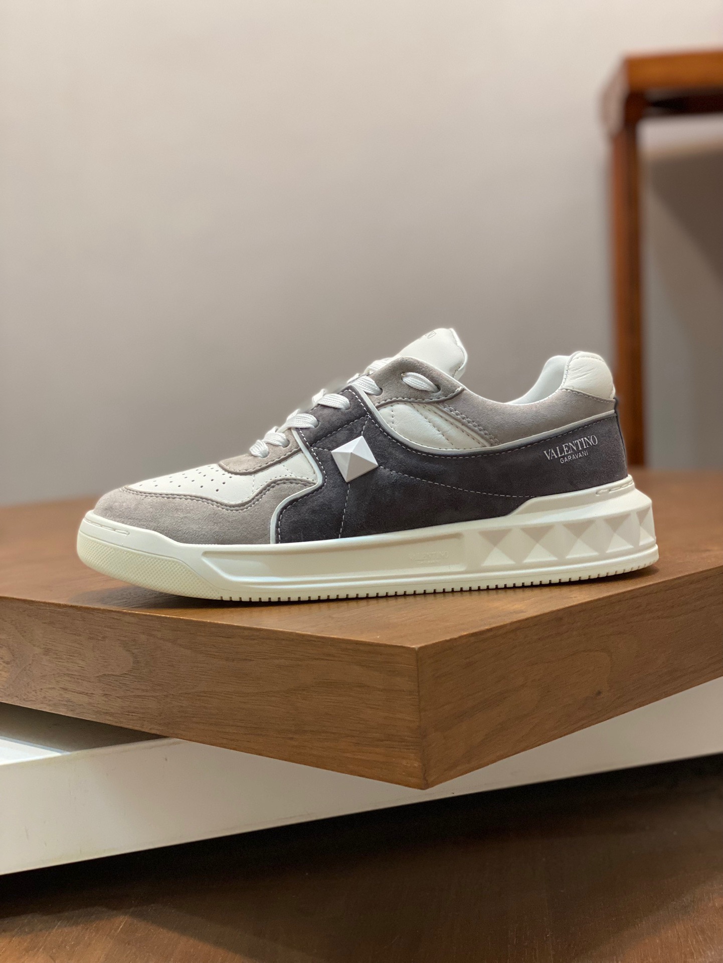 Men Women 𝑉*𝐴𝐿𝐸𝑁𝑇𝐼𝑁𝑂 Top Sneaker