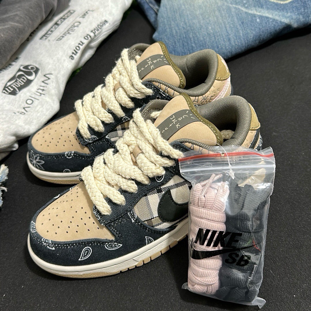 Nike travis scott × sb dunk