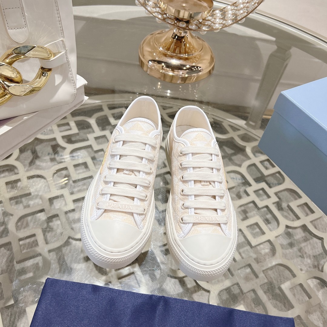 Women Top Quality P*rada shoes